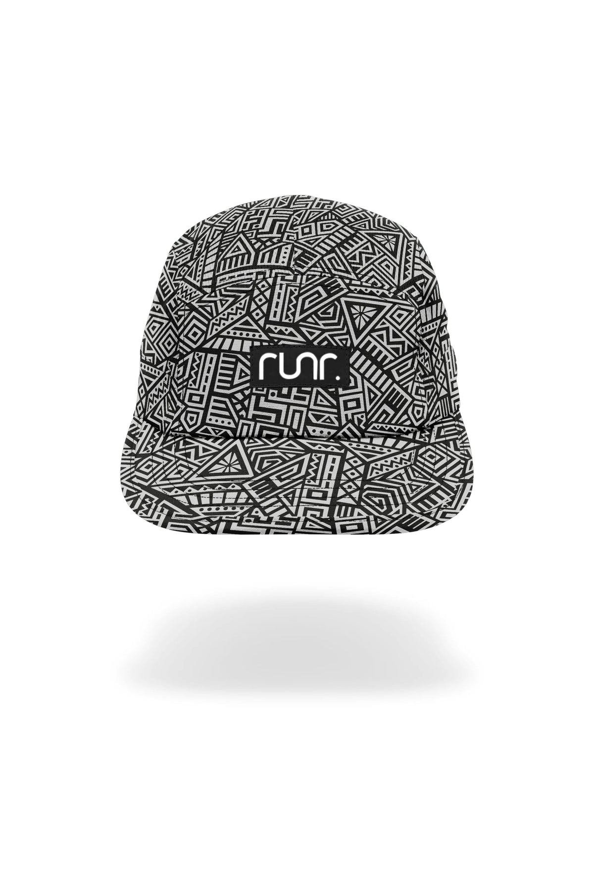 Technical running hat with black-and-white geometric pattern and front logo patch