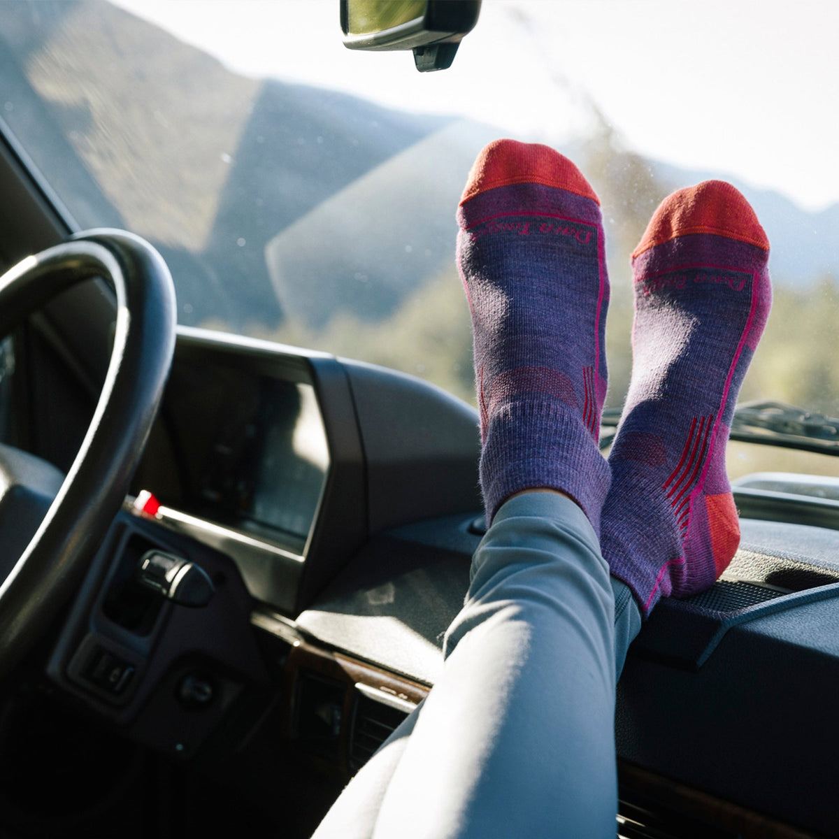 Ankle hiking merino socks in dark blue with red toe and heel