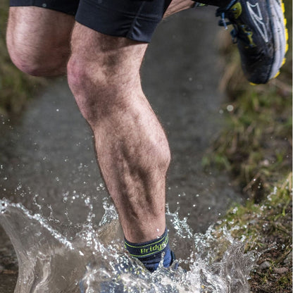 Mens 3/4 crew trail socks, dark blue with green heel cuff