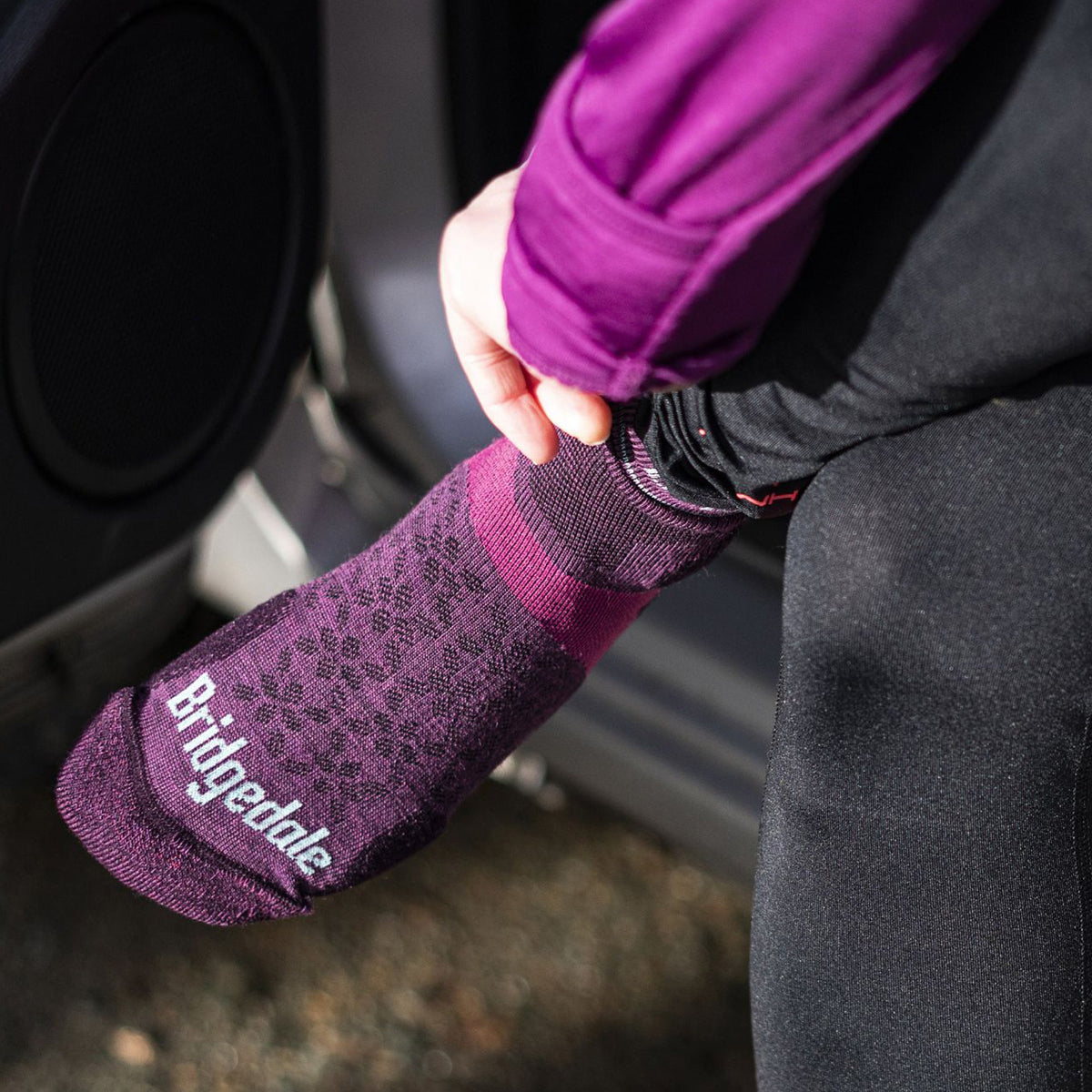 Low-cut trail running sock in purple and dark charcoal with Bridgedale logo