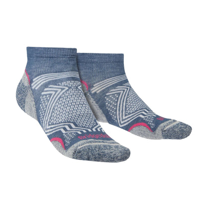 Ladies low-cut hiking socks in dark denim with light geometric pattern and pink heel trim