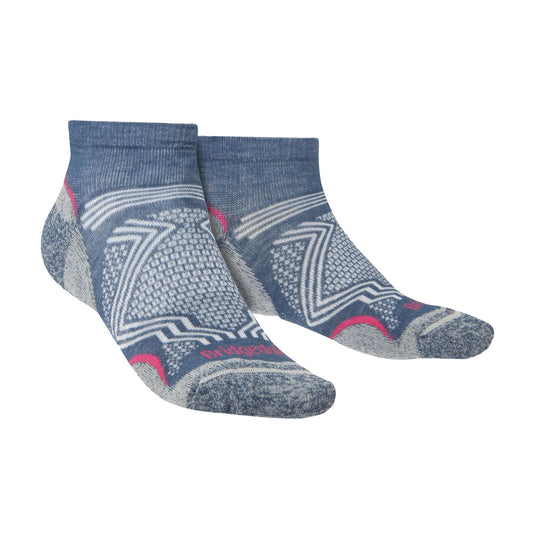 Ladies low-cut hiking socks in dark denim with light geometric pattern and pink heel trim