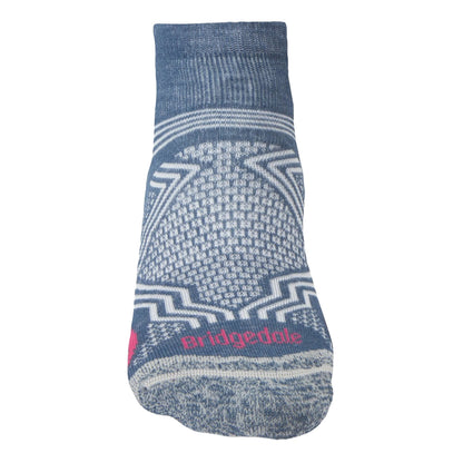 Ladies low-cut hiking socks, dark denim with large light-blue geometric print and pink logo