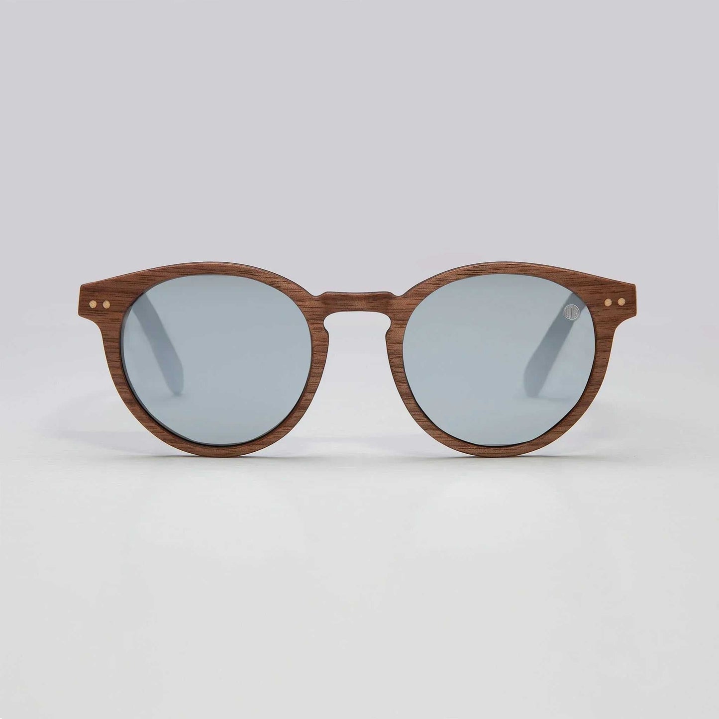 Wood-look round sunglasses with mirrored silver lenses and keyhole bridge