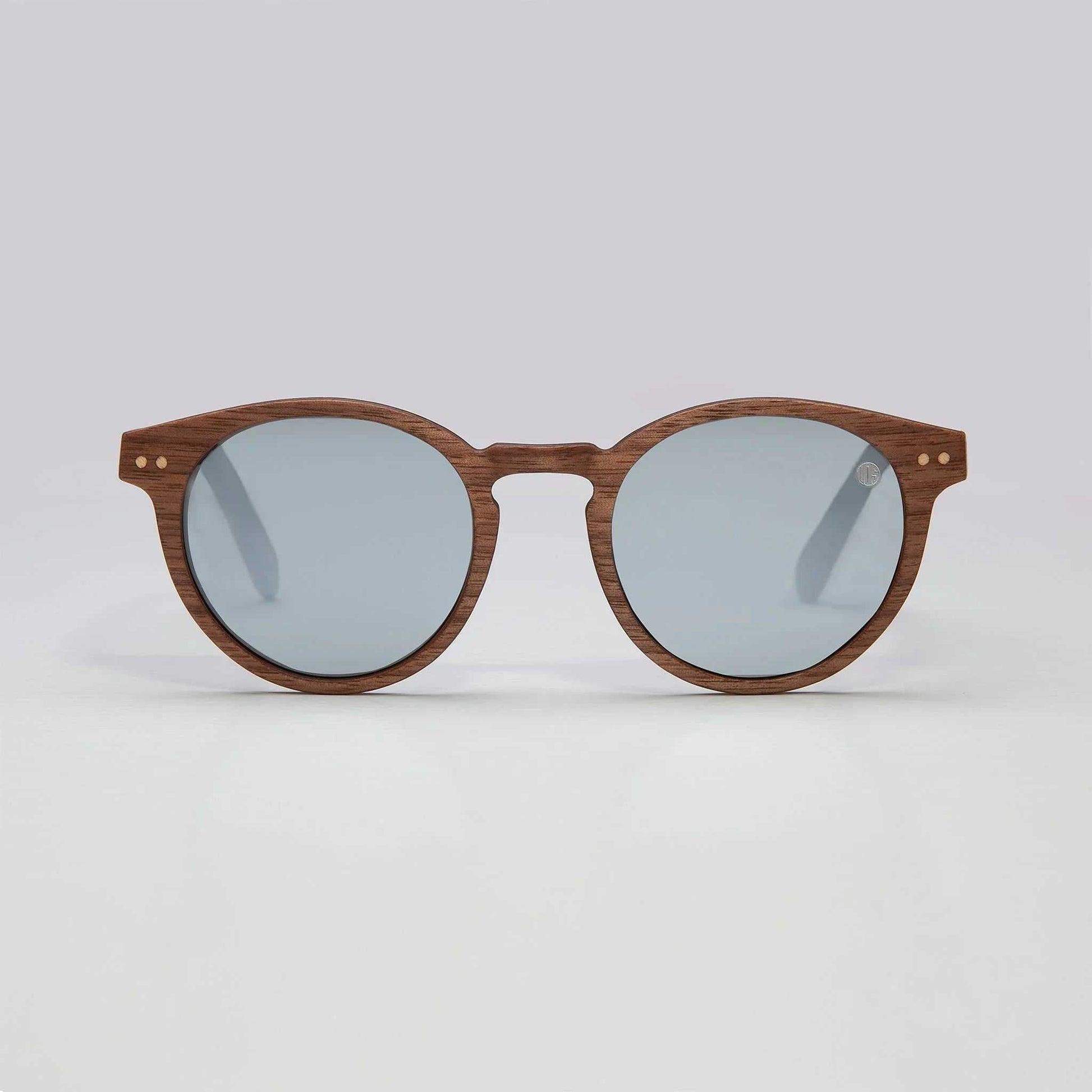 Wood-look round sunglasses with mirrored silver lenses and keyhole bridge