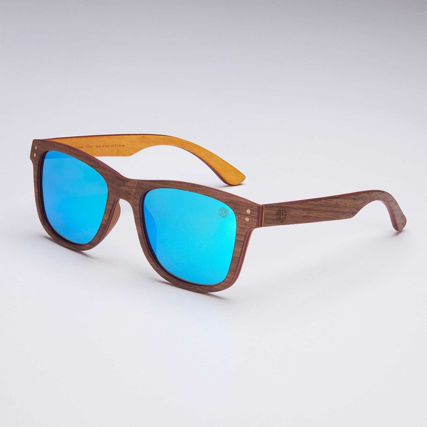Wood-look sunglasses with blue mirrored lenses, brown frame and curved temples