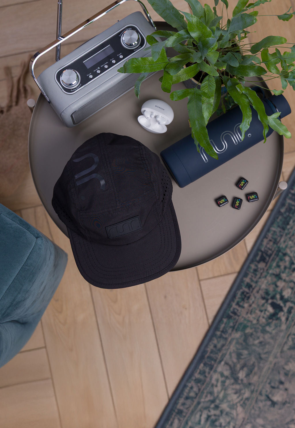 Technical running hat in dark/black with curved brim and Runr logo patch.
